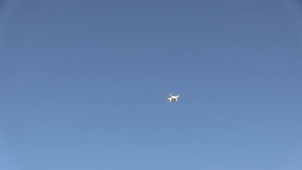 Weiße Drohne fliegt gegen den Himmel — Stockvideo