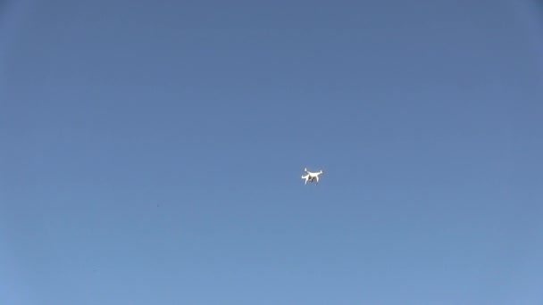 Beyaz dron bir gökyüzü karşı uçar — Stok video