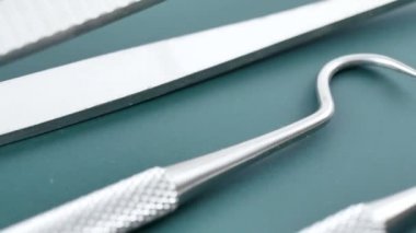 Yeşil yüzey üzerinde tıbbi diş aletleri