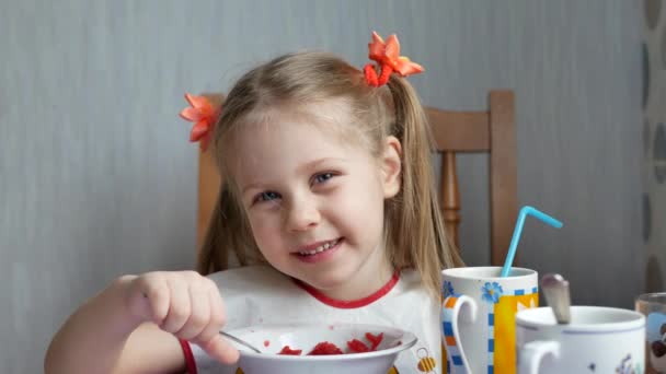 Little girl eating healthy food — Stock Video