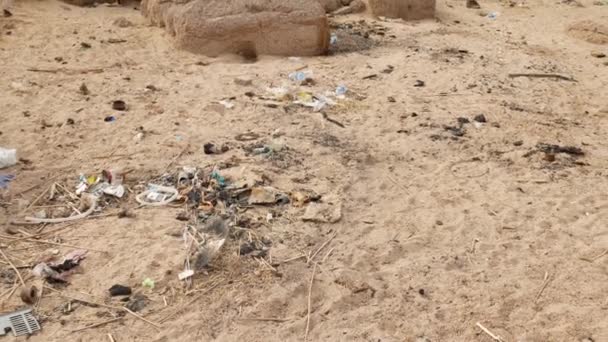 Rubbish in woestijn. Probleem van de verontreiniging van woestijnen — Stockvideo