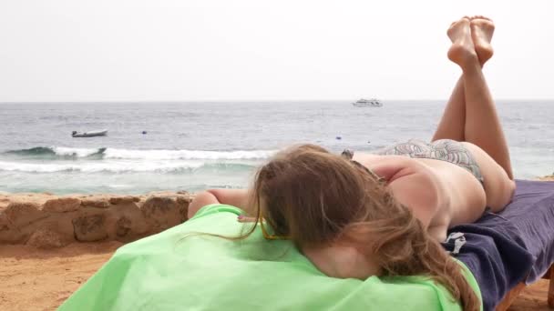 海背景で入浴している女性の日焼け — ストック動画