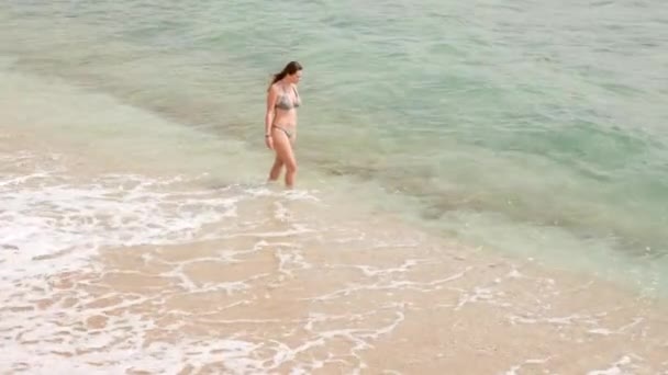 Mujer en el mar o el océano en la playa — Vídeo de stock