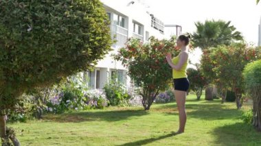 Kadın parkta açık dinlenmek için bir yoga mat