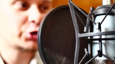 Yakışıklı, mutlu radyo sunucusu stüdyoda ılımlı.