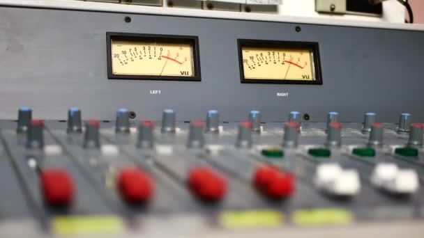 Controle van de geluidsniveaus op geluid mixer console — Stockvideo