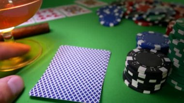 Kazanan Poker. Adam masada Casino Chips taşır