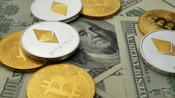 Monedas Bitcoin y Ethereum girando en dólares — Vídeos de Stock