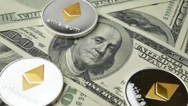 Ethereum ETH硬币在100美元钞票上旋转 — 图库视频影像