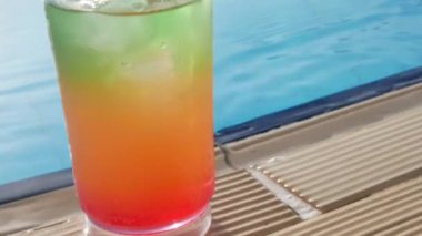 Yüzme Havuzu tatil yakınındaki çok renkli kokteyl