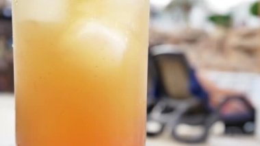 Yüzme Havuzu yakınındaki çok renkli kokteyl