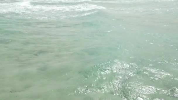 Onda de espuma branca no mar azul-turquesa — Vídeo de Stock