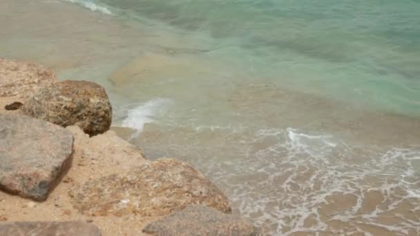 海滩上的绿松石水海或海洋 — 图库视频影像