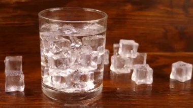 Temiz Alkolik İçeceğiyle Bardak