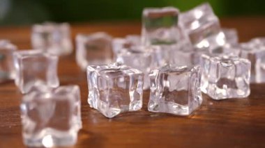 Kahverengi Ahşap Arkaplanda Buz Küpleri