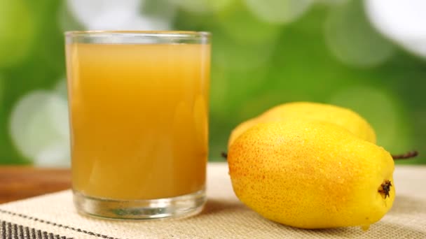 玻璃中的全黄梨子和果汁 — 图库视频影像