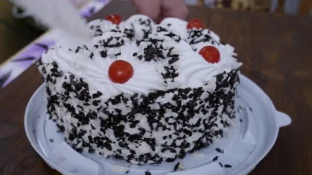 Pastel de crema con chispas de chocolate — Vídeos de Stock