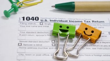 1040 Vergi Biçiminde Gülümseyen Bağlayıcı Klips ve Kalem