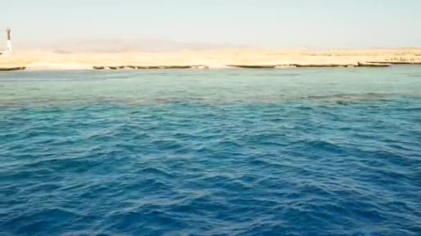Havsvågor på bakgrunden av berget — Stockvideo