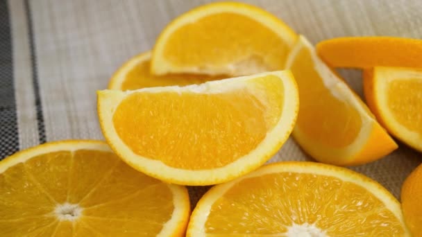 Κομμένα πορτοκαλί φρούτα σε λευκό τραπεζομάντηλο — Αρχείο Βίντεο