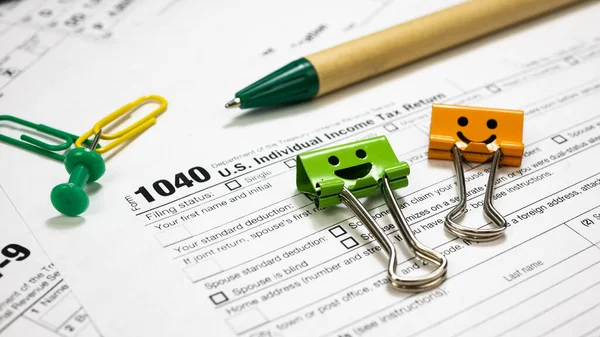Irs 1040 US Tax Form and Green Pen — стокове фото