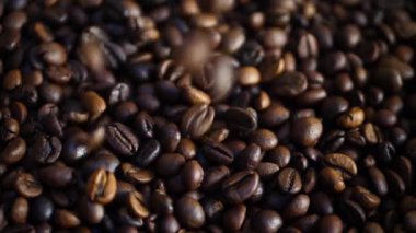 Kahverengi Kavrulmuş Kahve Fasulyeleri Düşüyor