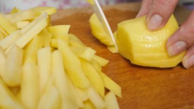 Mutfakta Bıçakla İnce Patates Dilimleri Kesen Kadın 