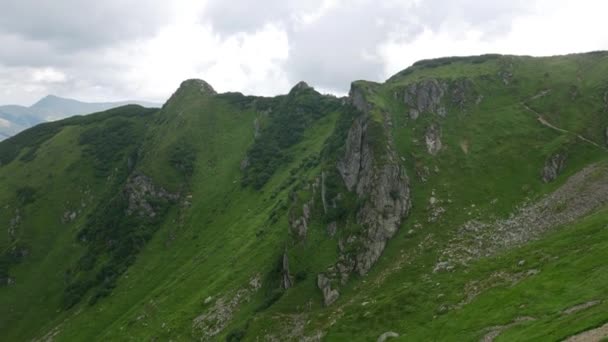 Montaña Colina con piedras y rocas y nubes de lluvia Fondo — Vídeo de stock