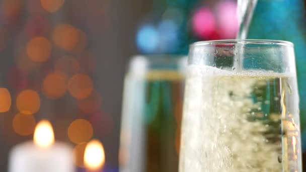 Clink Glasses met Giet en Schuimende Champagne in Bril — Stockvideo