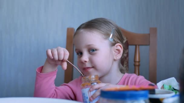 Menina comendo purê de frutas frescas — Vídeo de Stock