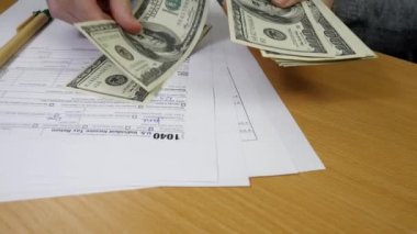 1040 Vergi Formunda Kadın El Sayımı ABD Doları Banknotları