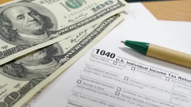 Υπολογίστε τους λογαριασμούς δολαρίου για να συμπληρώσετε το έντυπο φορολογίας 1040 — Αρχείο Βίντεο