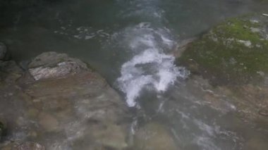 Şelale ve Akıntı Kayaların Üzerinde