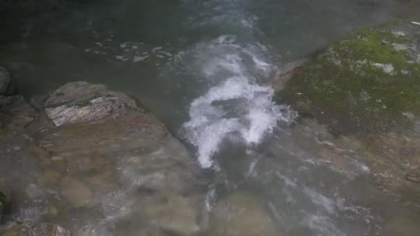 Vattenfall och ström över klippor — Stockvideo