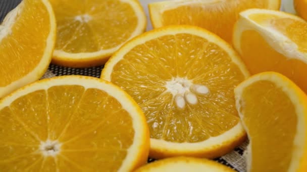 Narancs gyümölcs fehér abroszon — Stock videók
