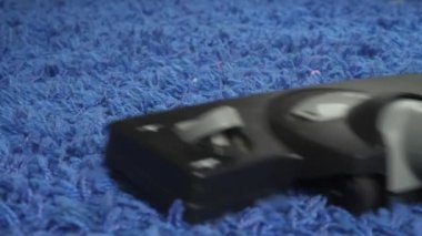 Süpürge Temizleyici ile Mavi Halı Temizleme
