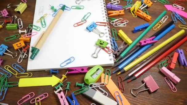 Papelería escolar en mesa de madera marrón — Vídeos de Stock