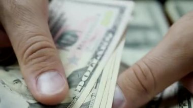 Eller bize dolar sayıyor.