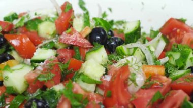Taze kırmızı domatesli tuzlu salata, yeşil salatalık, soğan ve zeytin.