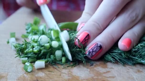 Розрубані зелені цибулини і дил для салату — стокове відео