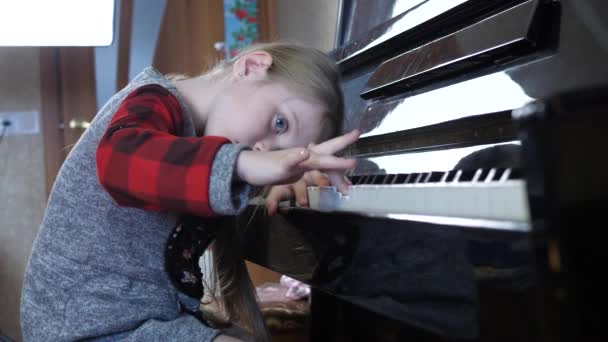 Barn trött på att lära piano — Stockvideo