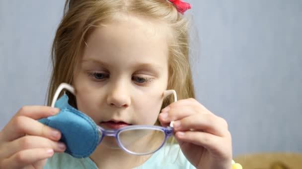 Маленька дівчинка носить окуляри мають поганий зір — стокове відео