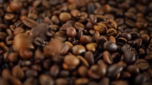 Geröstete Kaffeebohnen fallen um — Stockvideo