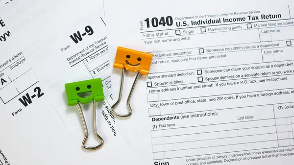 Irs U.S. Tax Forms and Smile Binder Clips — Fotografia de Stock