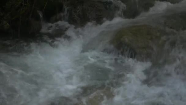 Wodospad i strumień nad skałami — Wideo stockowe