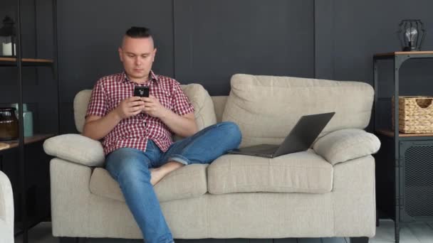 Unge man Använda Smartphone i Loft Office eller Coworking Space — Stockvideo