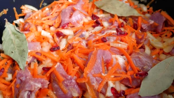 Cerdo crudo en rodajas, zanahorias picadas y cebollas con hoja de laurel — Vídeos de Stock