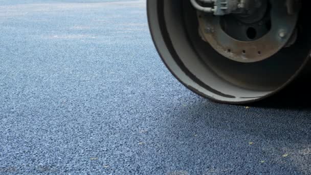 Caminhão de pavimento industrial que estabelece asfalto fresco no local de construção — Vídeo de Stock