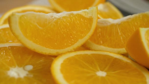 Sulu taze tatlı portakal meyvesi döner — Stok video