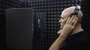Kayıt Odası Stüdyosunda Erkek Rap Şarkısı